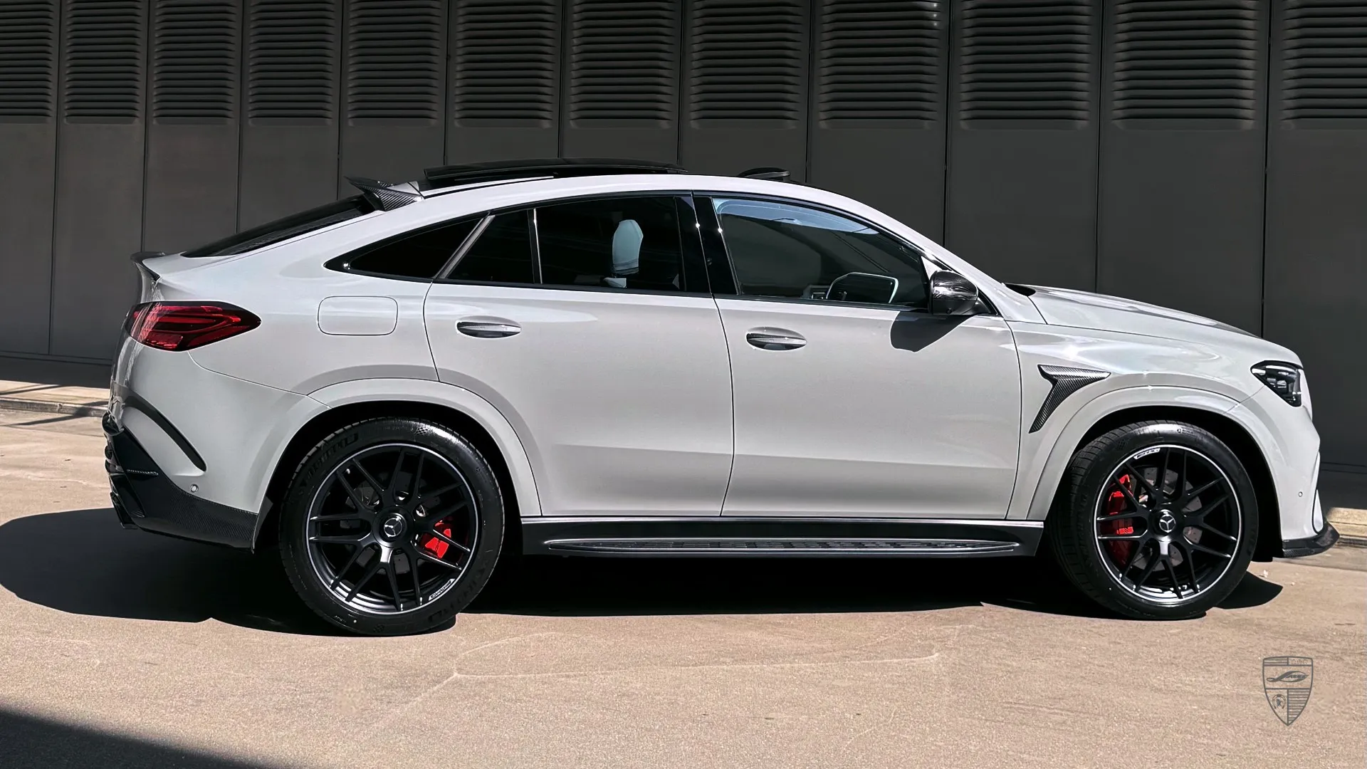 2026 Mercedes-AMG GLE Coupe Seitenprofil in Grau mit hochwertigem SUV Styling
