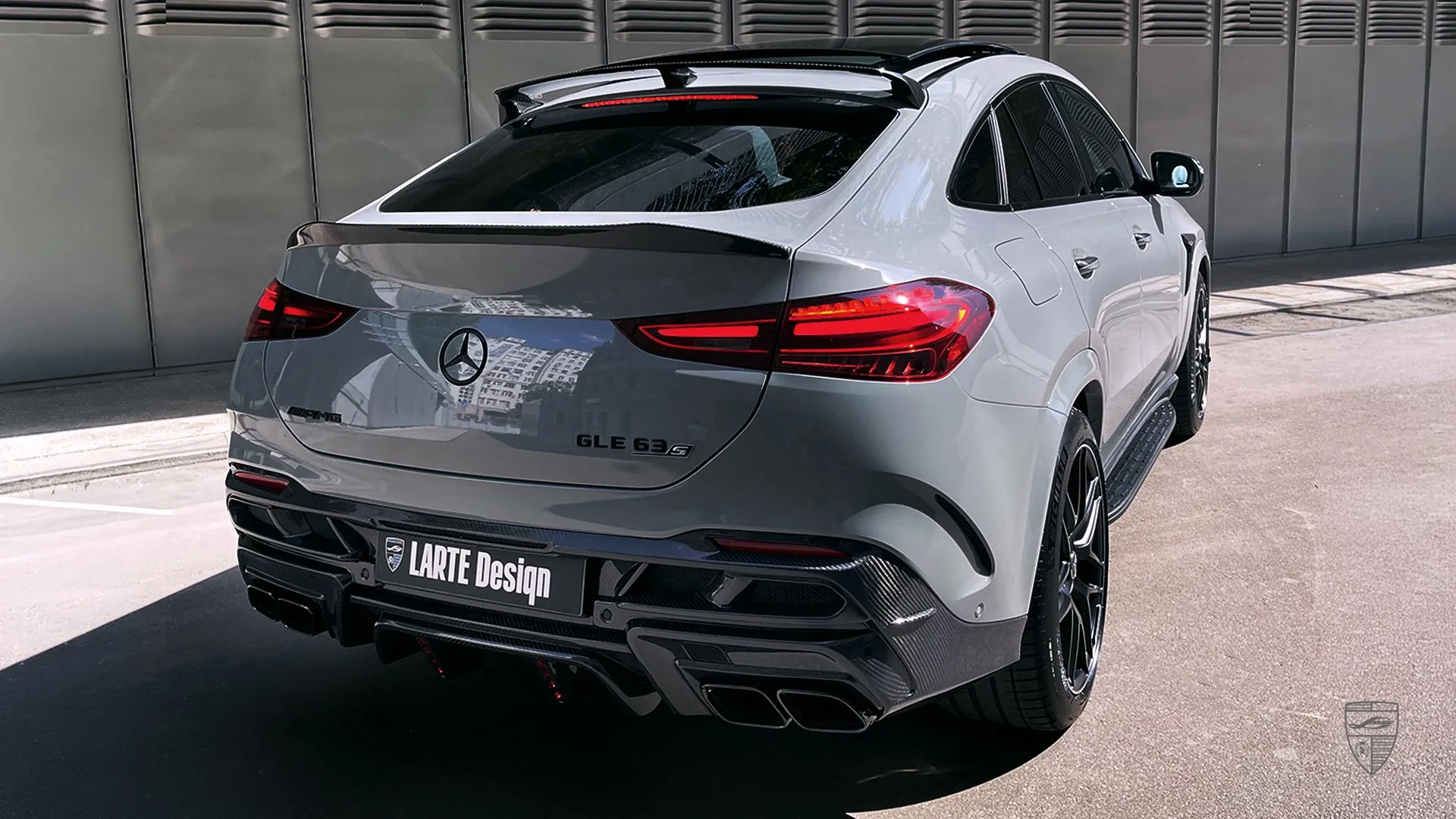 custom 2026 Mercedes-AMG GLE Coupe Heckansicht schräg in Grau mit Custom Styling