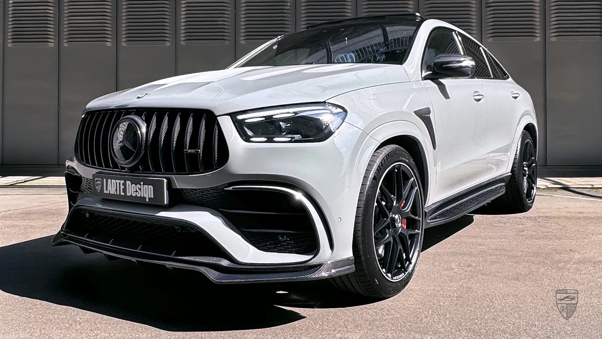 Mercedes-AMG 63 GLE Coupe Restyling Tuning Seitenansicht in Grau mit Coupe SUV Styling