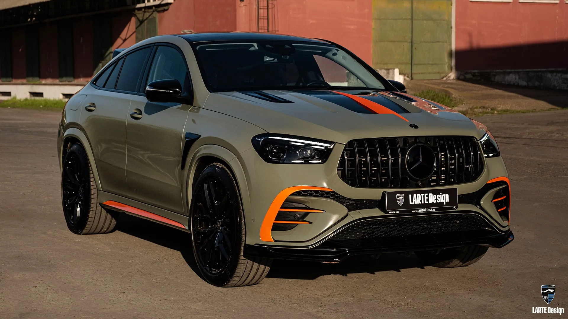 Individueller khakifarbener Mercedes GLE Coupe 63 AMG SUV mit orangenen Akzenten und aggressivem Signature-Design