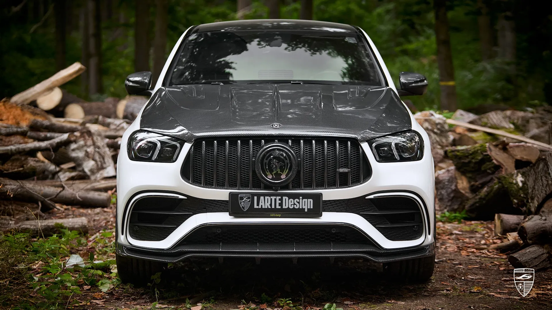 Polarweißer Mercedes GLE Coupe 63s AMG – Custom-SUV mit Carbon-Haube und dominanter Präsenz