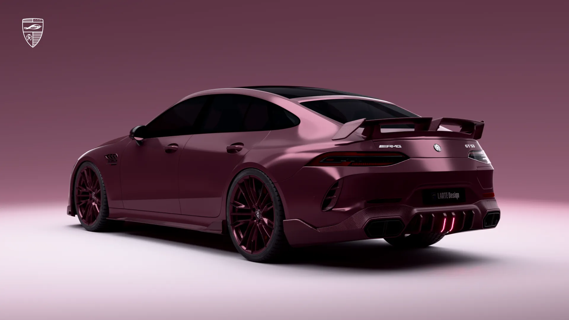 Mercedes‑AMG GT 53 LCI: Seiten‑Heck‑Ansicht des Coupés mit Karosseriekit und aerodynamischem Styling