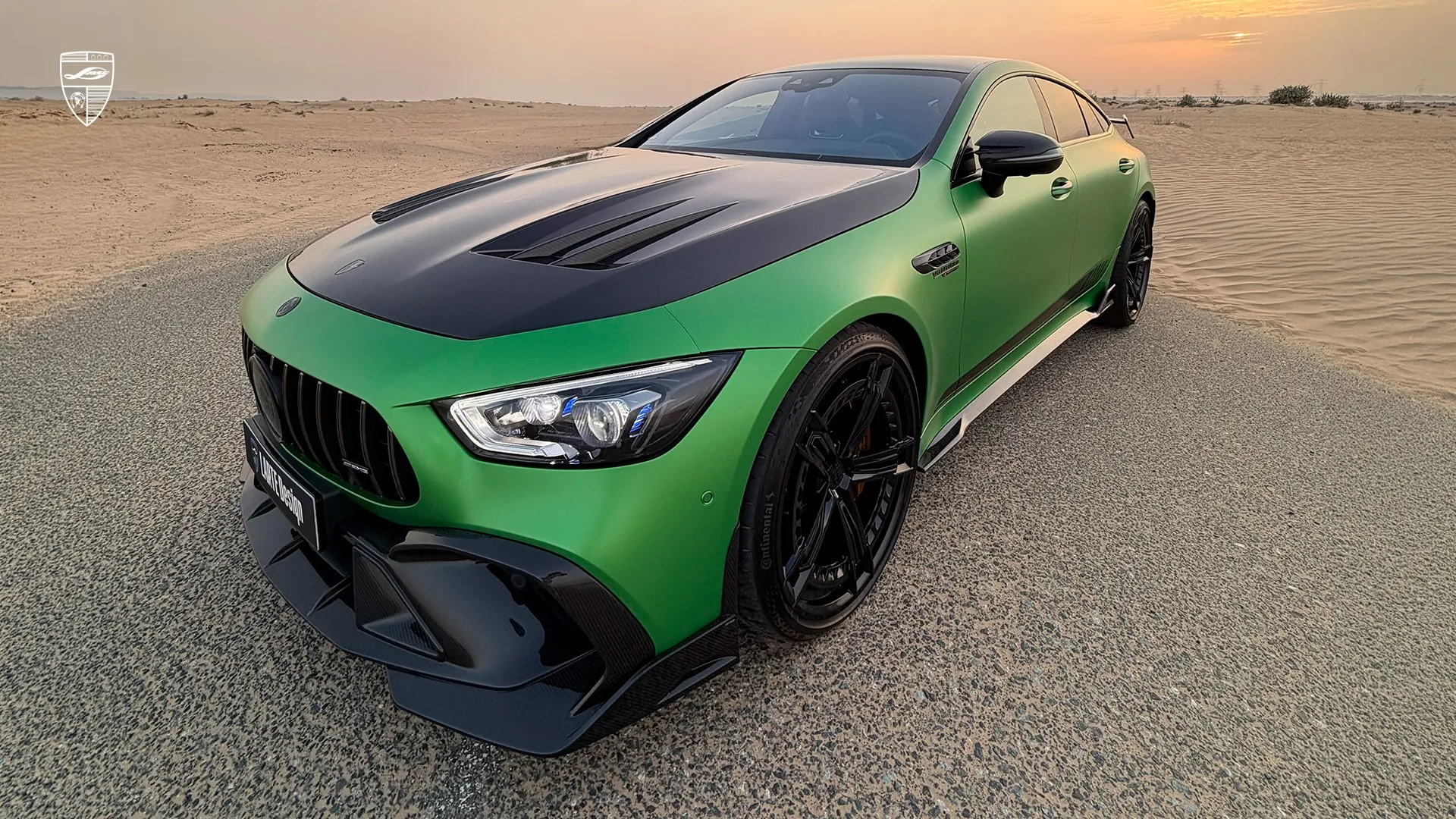 2023 Mercedes-Benz AMG GT Coupé in Grün mit Custom Bodykit Styling und Seitenprofil Design