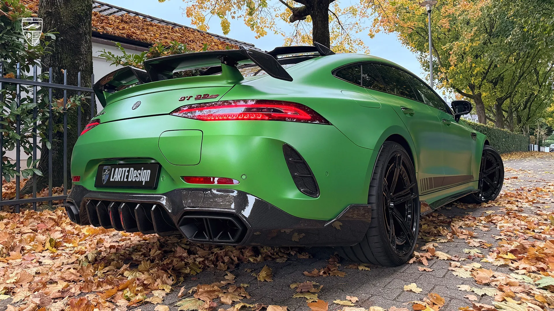 AMG GT 63 modifiziert in Grün: Heckansicht mit Leistungsauspuff und maßgeschneidem Diffusor‑Tuning