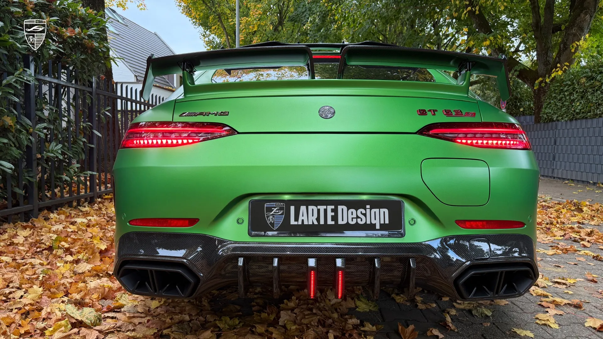 AMG GT 63 X290 in Grün: Heckdesign mit sportlicher Auspuffanlage und dynamischen Stylingelementen