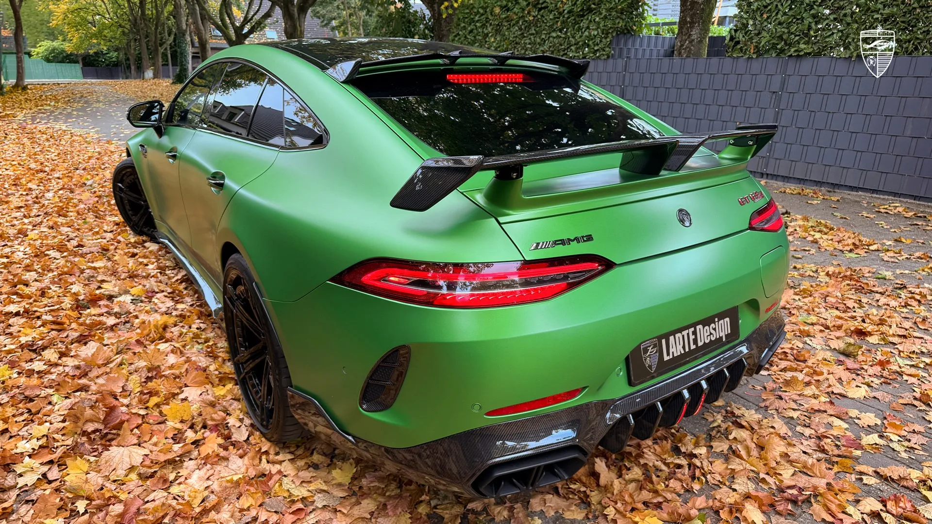 Mercedes‑AMG GT 63 Coupé in mattgrün: Heckansicht in drei Vierteln mit Kohlefaser‑Karosseriekit
