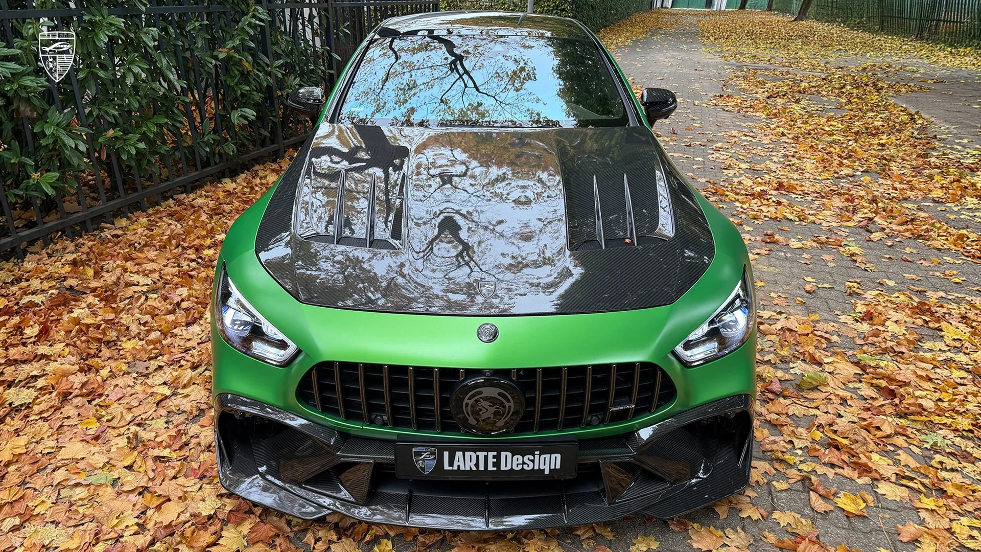 Mercedes AMG GT 63: Frontansicht in Grün mit Kohlefasermotorhaube und maßgeschneidem Außenstyling