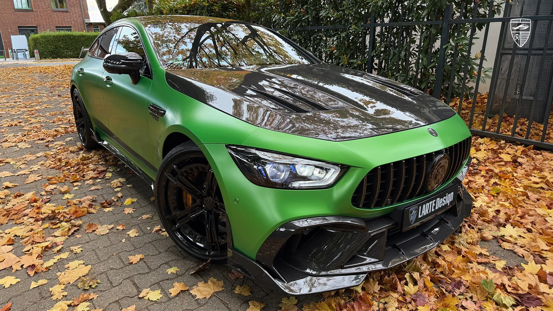 Mercedes‑AMG GT 63 in Grün mit Kohlefaserdetails und kundenspezifischen Rädern