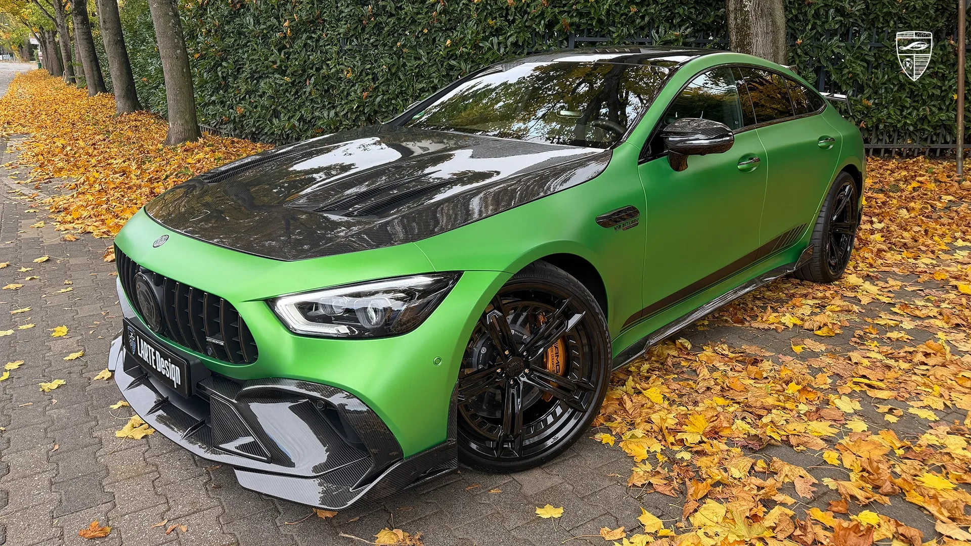 Mercedes GT 63 AMG in Grün mit aggressivem Karosseriekit und Tuning‑Upgrades