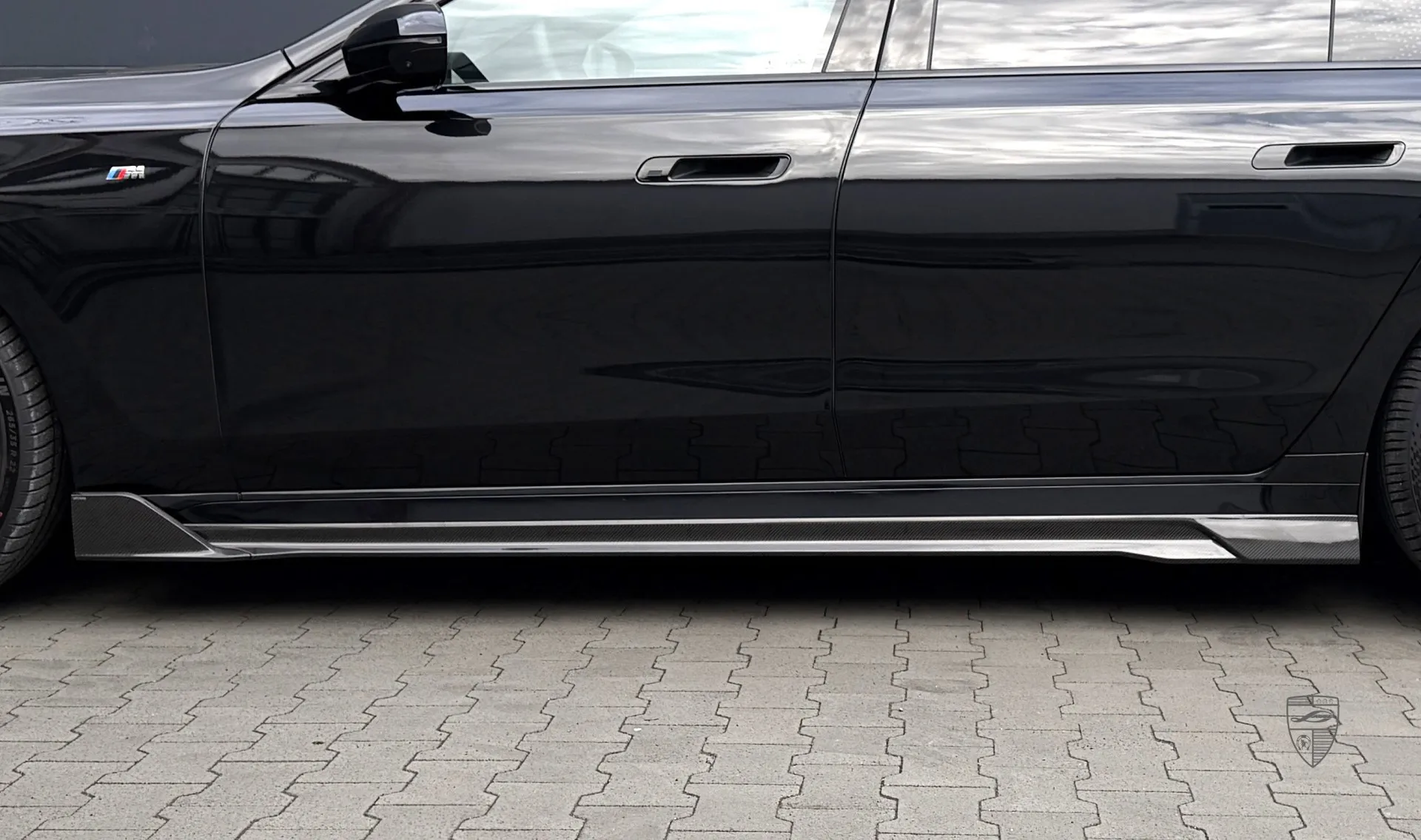 Carbon side skirts upgrade for BMW 7 Series G70 760i from LARTE Design