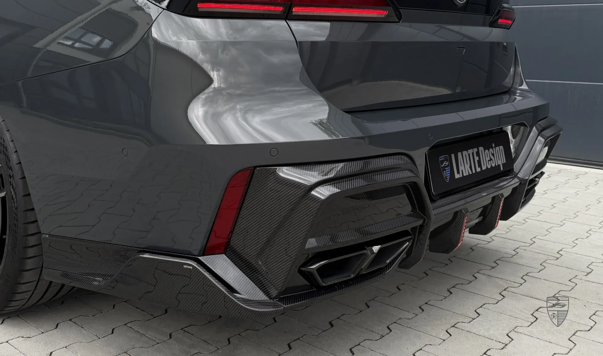 Carbon diffuser for your BMW 7 Series G70 760i in the appearance package by LARTE Design