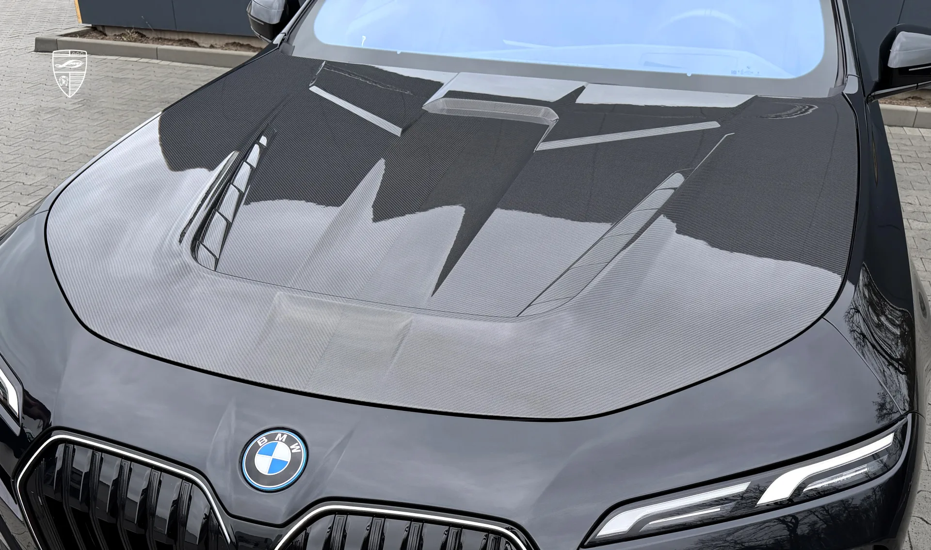 Carbon hood upgrade for the luxury car BMW 7 Series G70 760i from LARTE Design