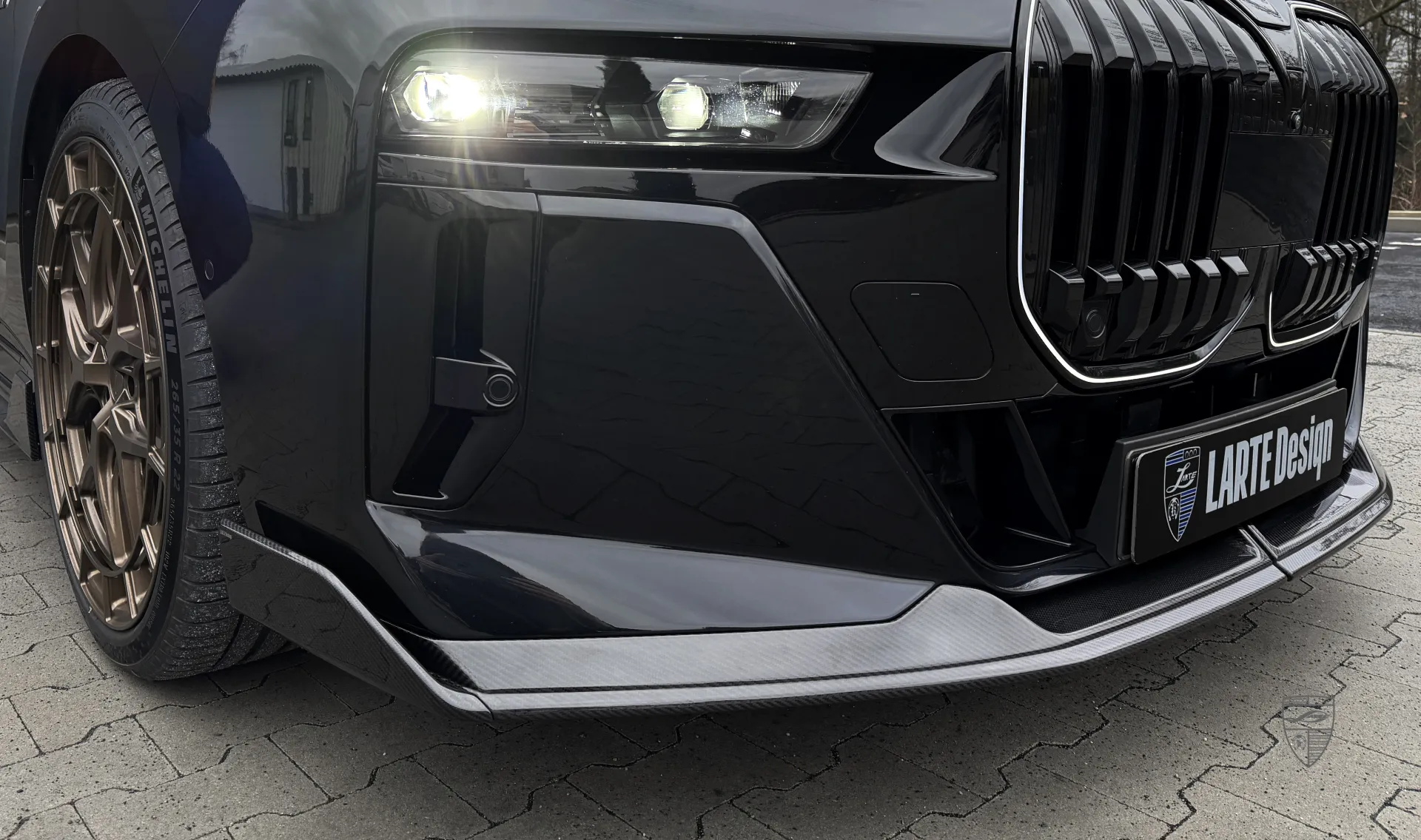 Carbon splitter for your BMW 7 Series G70 760i in a conversion kit from LARTE Design