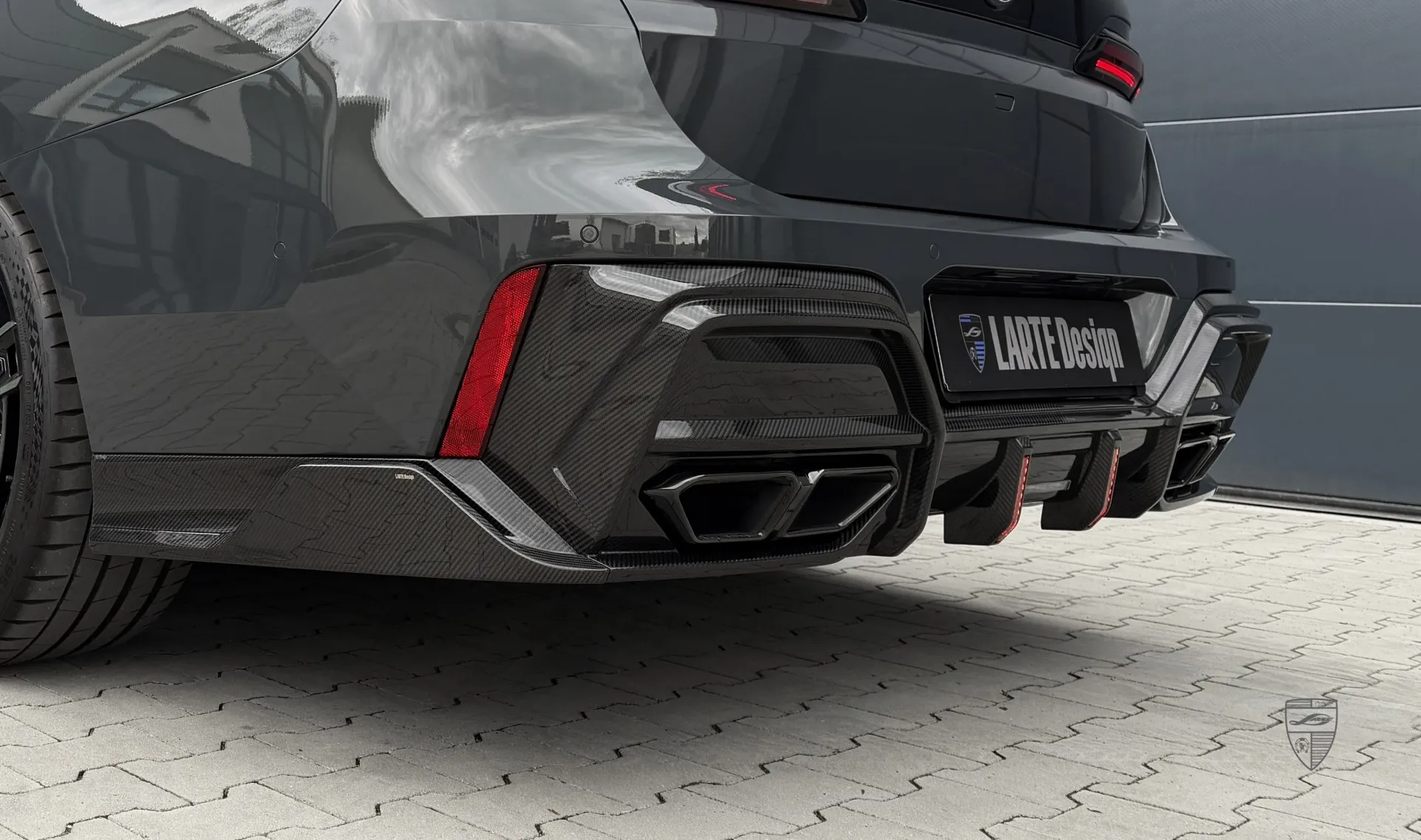 Carbon diffuser for your BMW 7 Series G70 760i in a conversion kit from LARTE Design