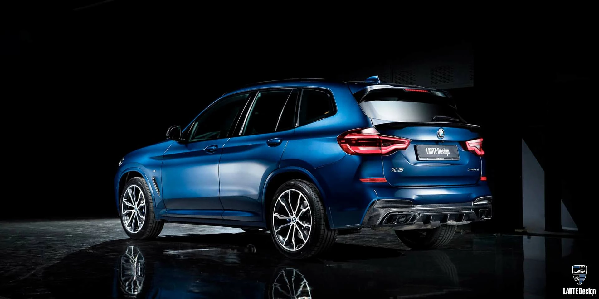 Bestellen Sie neue Auspuffblenden aus Kohlefaser für BMW X3 G01 in "Tanzanitblau II Metallic