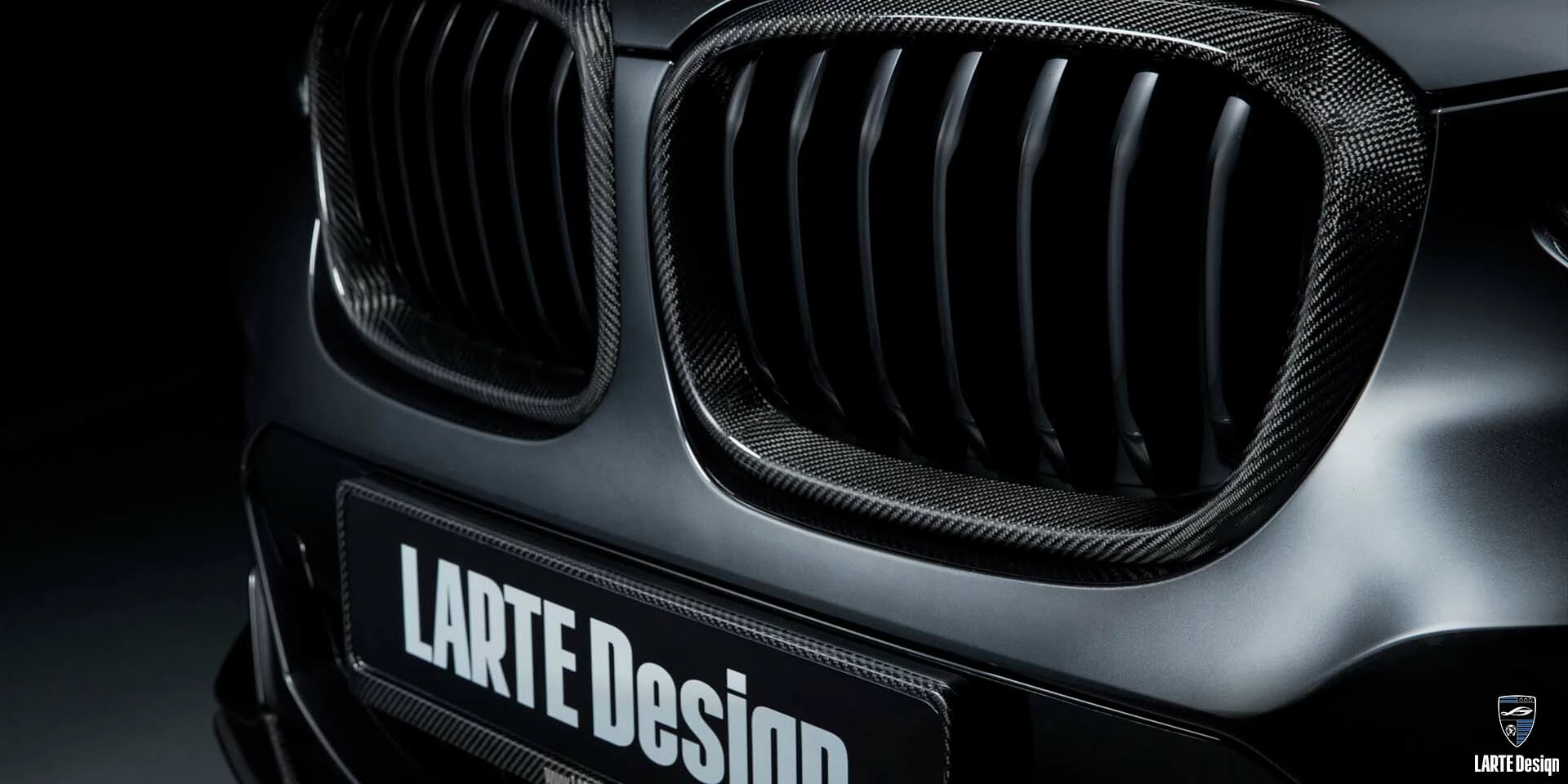 Bestellen Sie eine Kohlefaser-Kühlergrill-Zierleiste für BMW X4 G02 Carbon Black Metallic 2023