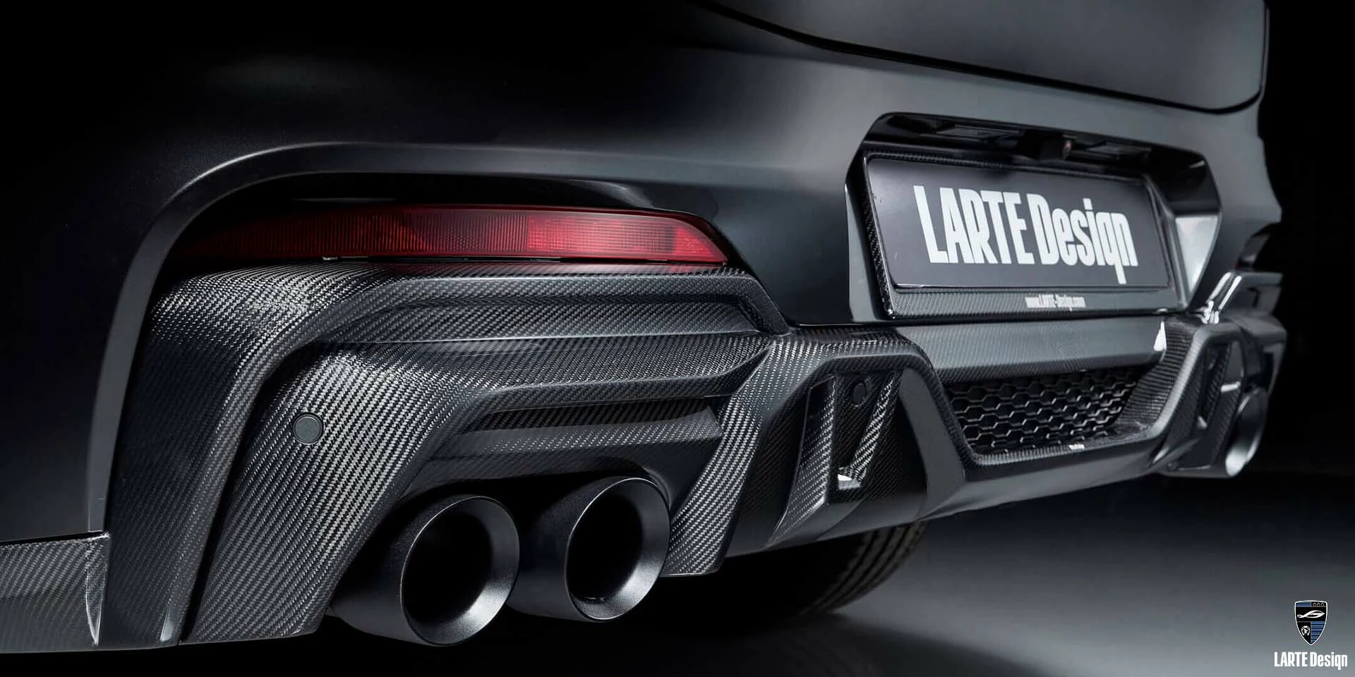 Bestellen Sie einen neuen Kohlefaser-Heckschürzen-Diffusor und Auspuffendrohre für den BMW X4 G02 Carbon Black Metallic 2023