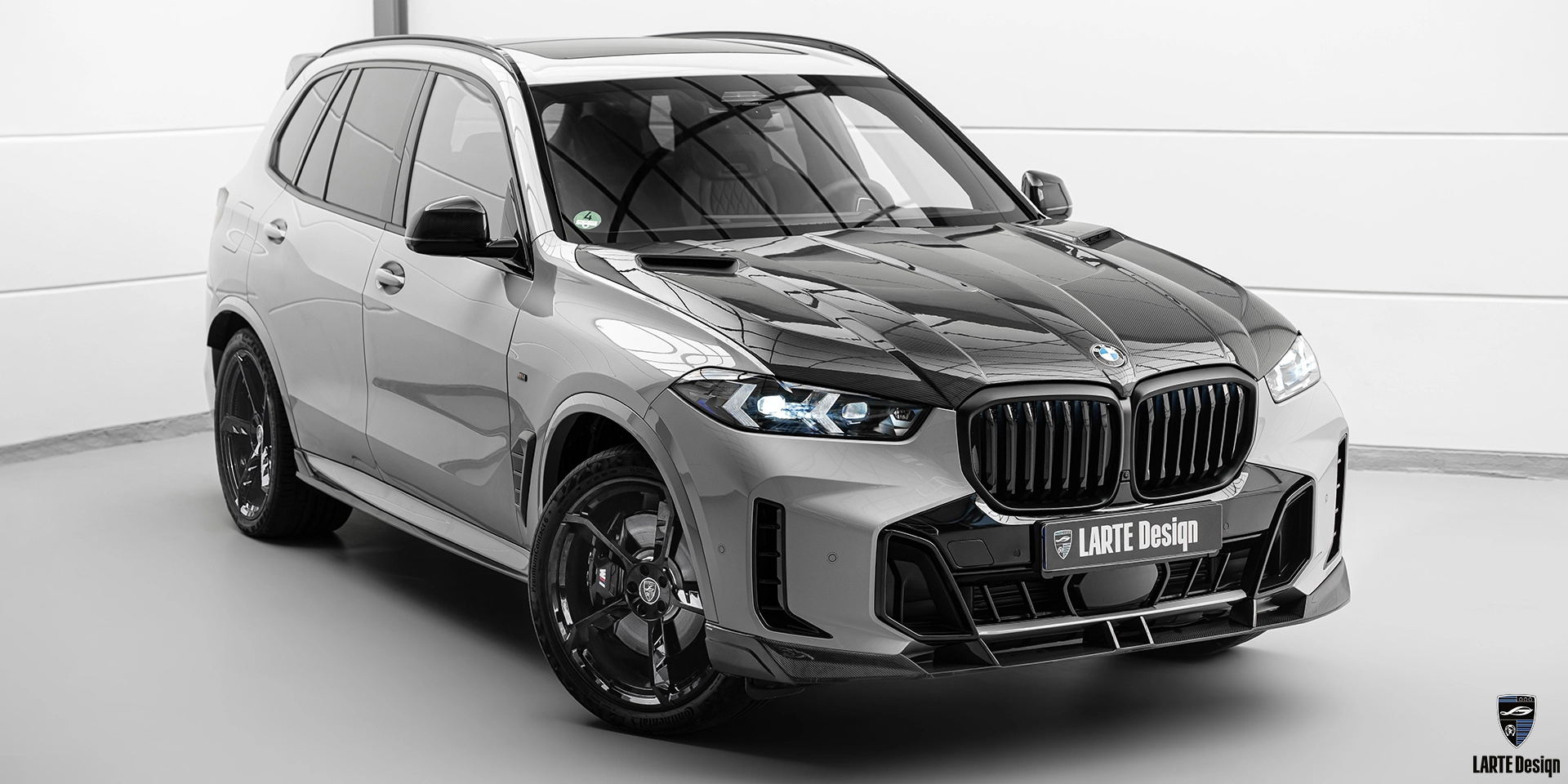 BMW X5 G05 Facelift 2023 with carbon fiber body kit and grey body color