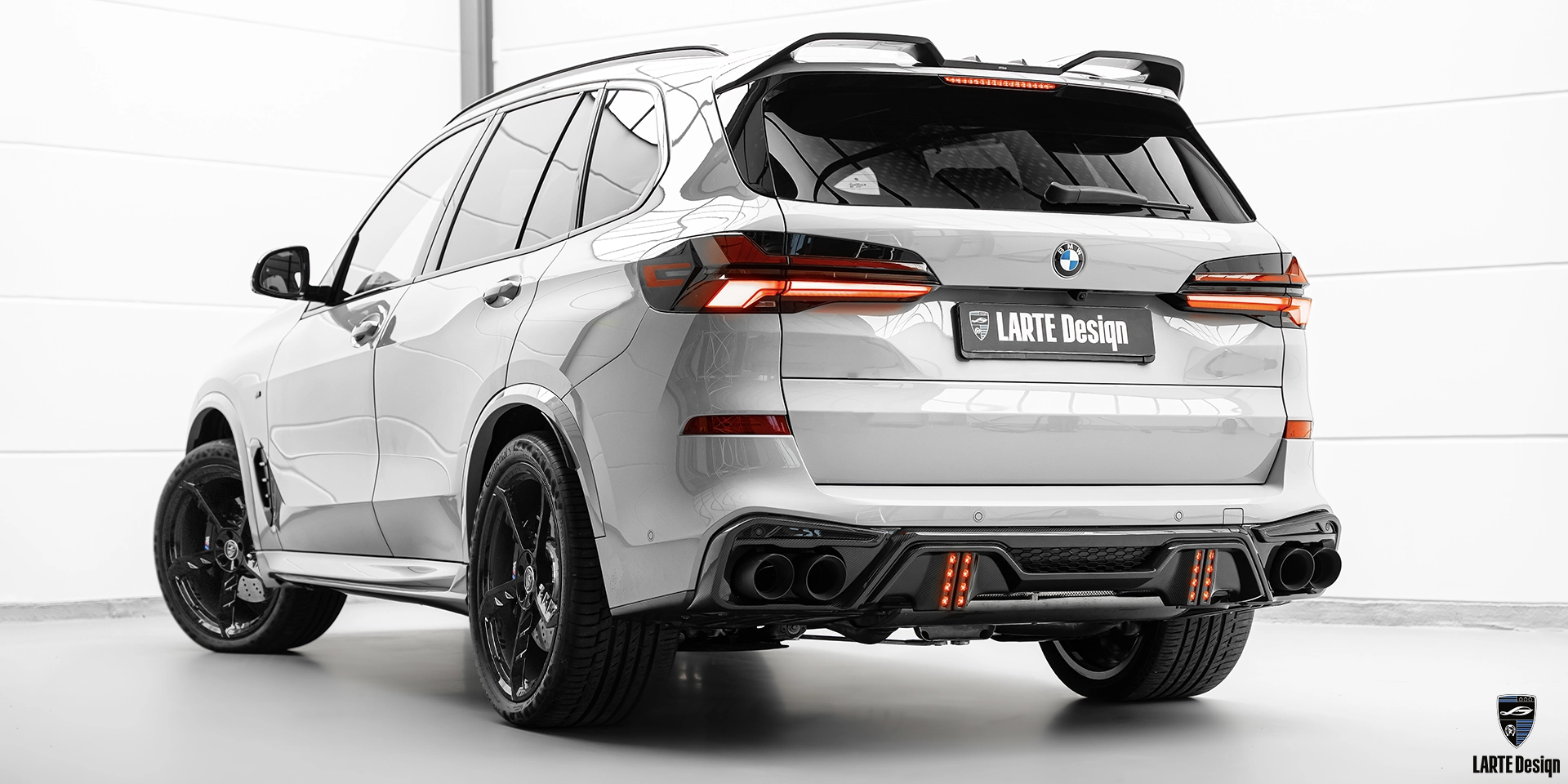 Rear profile of BMW X5 G05 LCI Facelift 2023 with carbon fiber side skirts custom rims