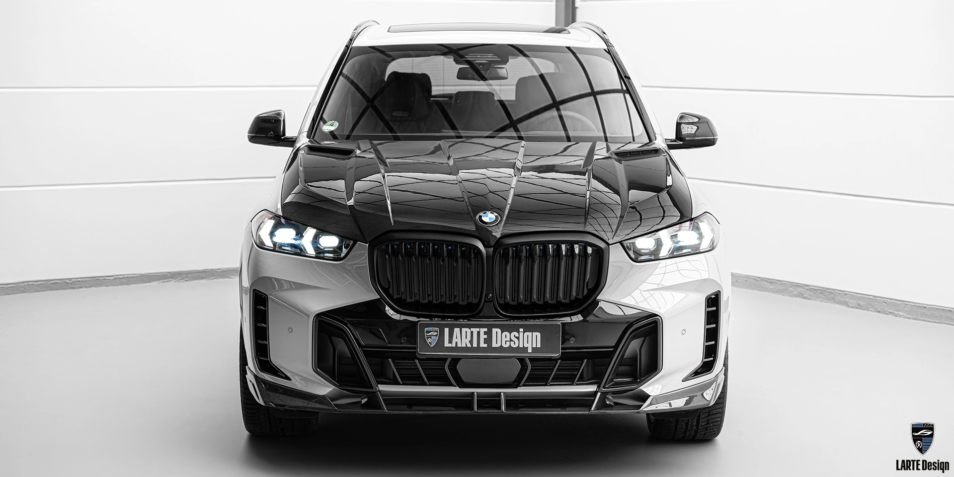 BMW X5 G05 LCI Facelift 2023 with carbon fiber hood and front lip