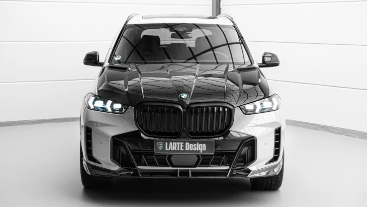 Front view on a BMW X5 G05 LCI Facelift 2023 with a body kit giving the car a custom appearance