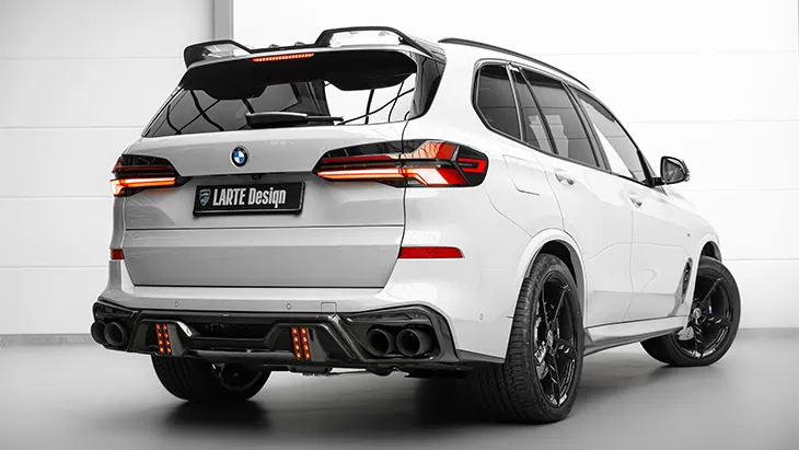 Schrägansicht von hinten auf einen BMW X5 G05 Facelift 2023 mit Karosserie-Kit für ein individuelles Erscheinungsbild