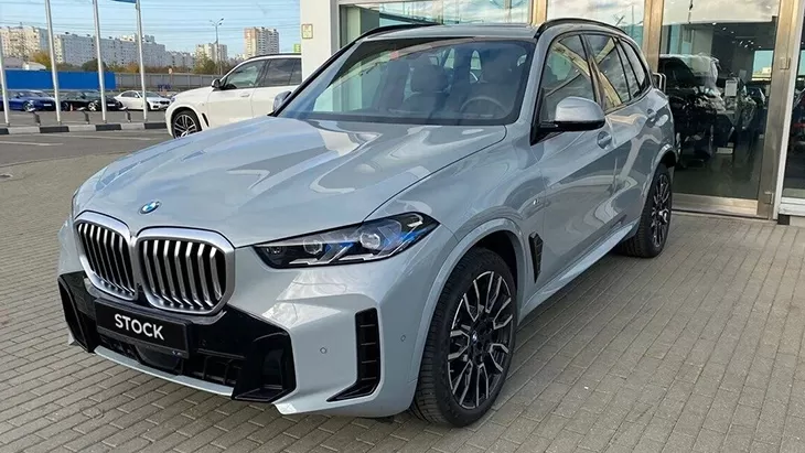 Front angle view on a BMW X5 G05 LCI Facelift 2023 with a body kit giving the car a custom appearance