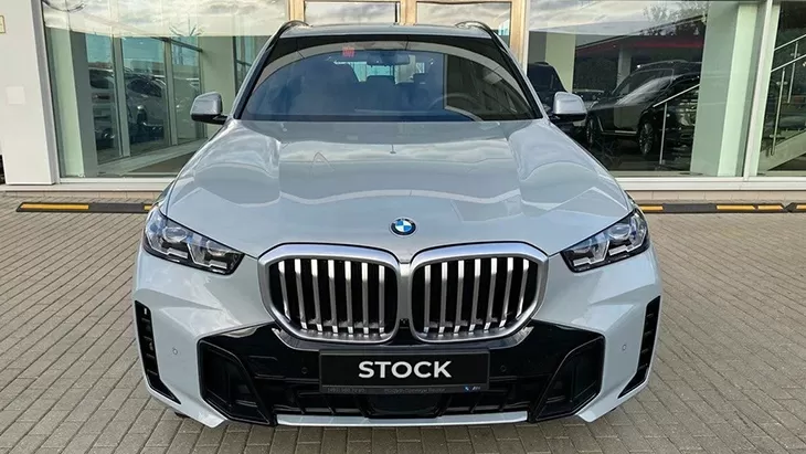 Front view on a BMW X5 G05 LCI Facelift 2023 with a body kit giving the car a custom appearance
