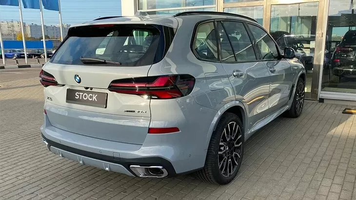 Rear angle view on a BMW X5 G05 LCI Facelift 2023 with a body kit giving the car a custom appearance