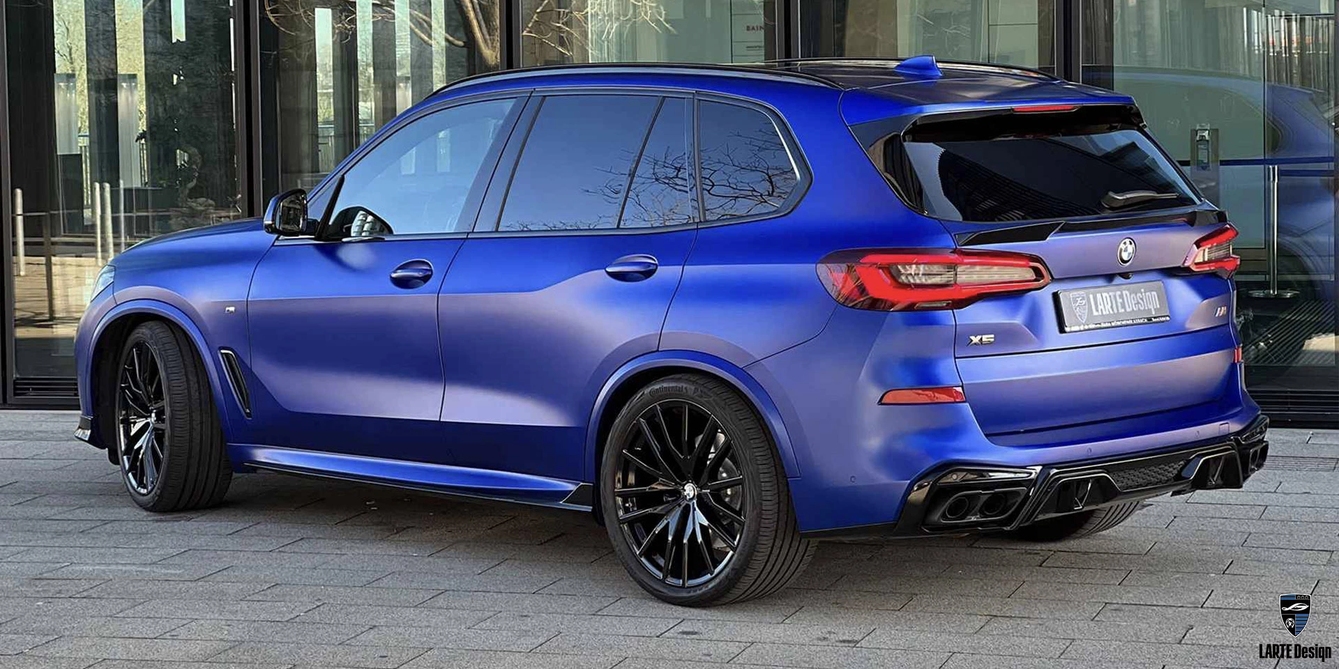 Installation des Karosserie-Kits aus Kohlefaser für das LARTE Performance BMW X5 M Sport G05 in Phytonic Blue Metallic