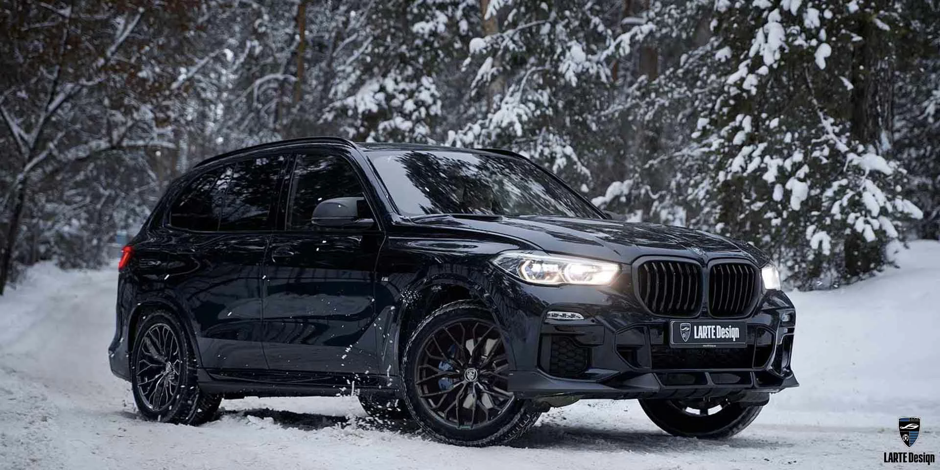 Erwerben Sie ein neues aerodynamisches Kohlefaser-Kit für den BMW X5 M Sport G05 M50i in Schwarz-Saphir-Metallic