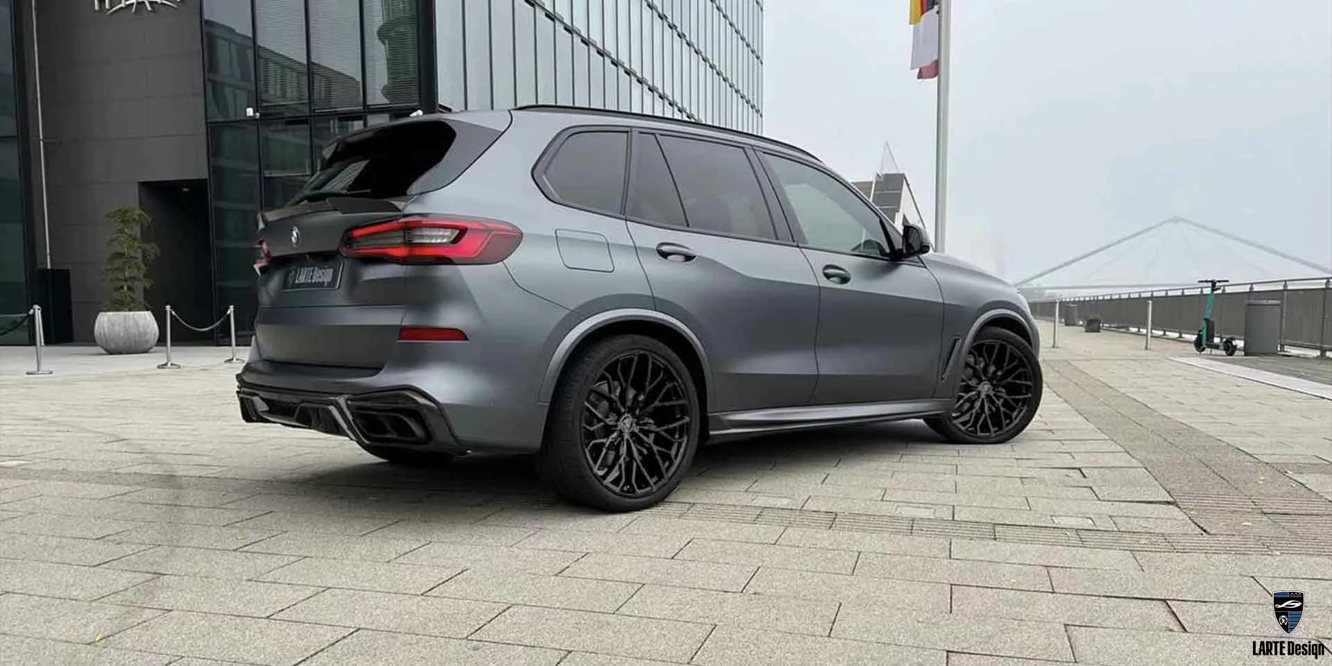 Heckstoßstangen-Abdeckung für BMW X5 M Sport G05 M50d in Silber Metallic