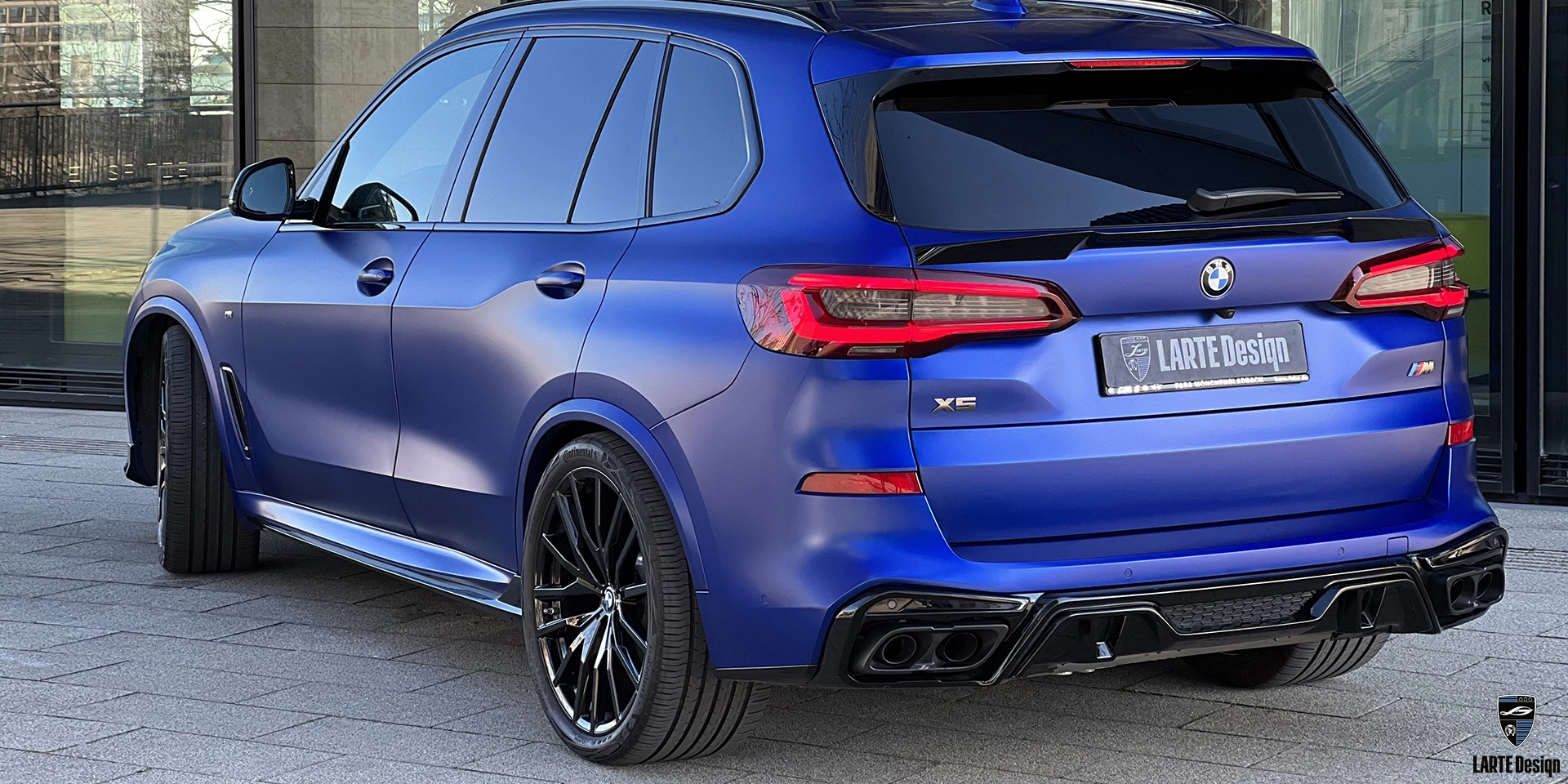 Bestellen Sie neue Kohlefaser-Auspuffblenden für den BMW X5 M Sport G05 Phytonic Blau Metallic 2022