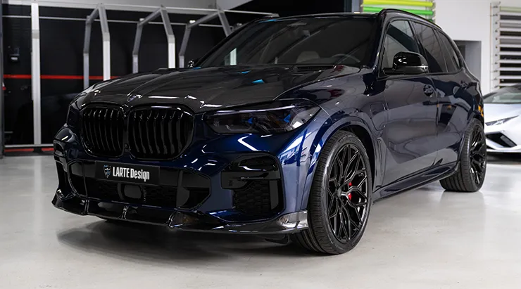Schrägansicht von vorne auf einen BMW X5 G05 2019 - 2023 mit Karosserie-Kit für ein individuelles Erscheinungsbild