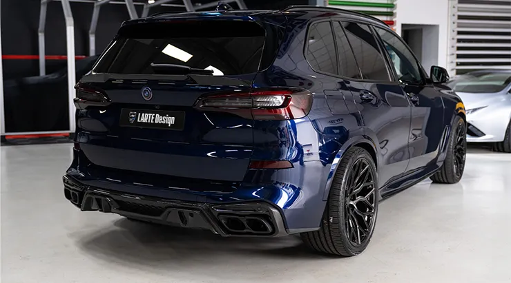 Schrägansicht von hinten auf einen BMW X5 G05 2019 - 2023 mit Karosserie-Kit für ein individuelles Erscheinungsbild