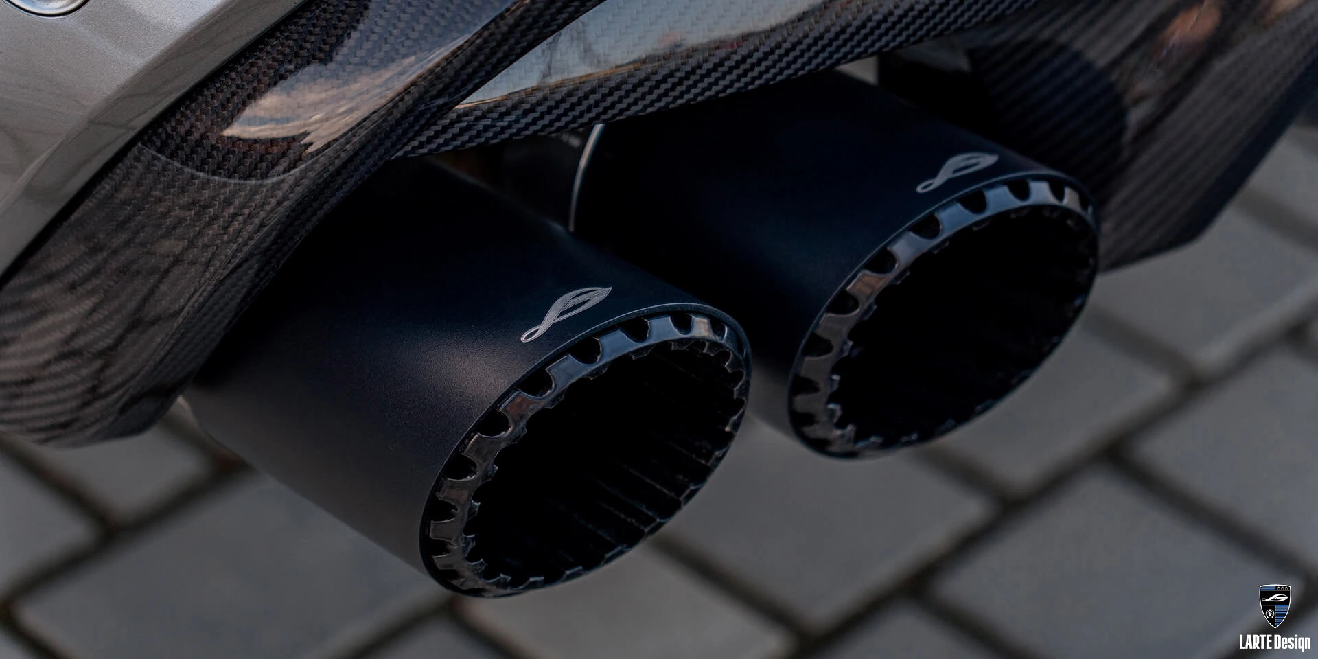 Kaufen Sie Kohlefaser-Endrohrverlängerungen für den LARTE Performance BMW X5M Competition F95 in Dravitgrau Metallic