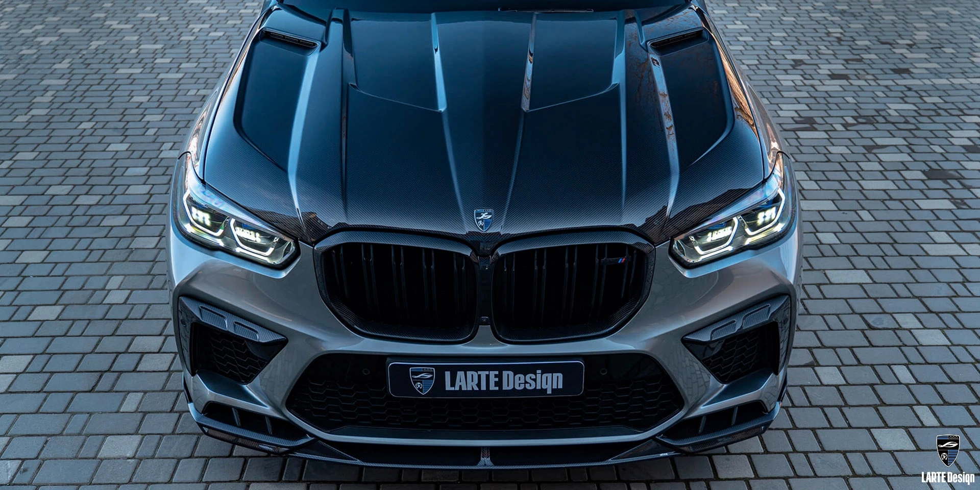 Installieren Sie die Kohlefaser-Kühlergrill-Zierleiste für den LARTE Performance BMW X5M Competition F95 in Dravitgrau Metallic