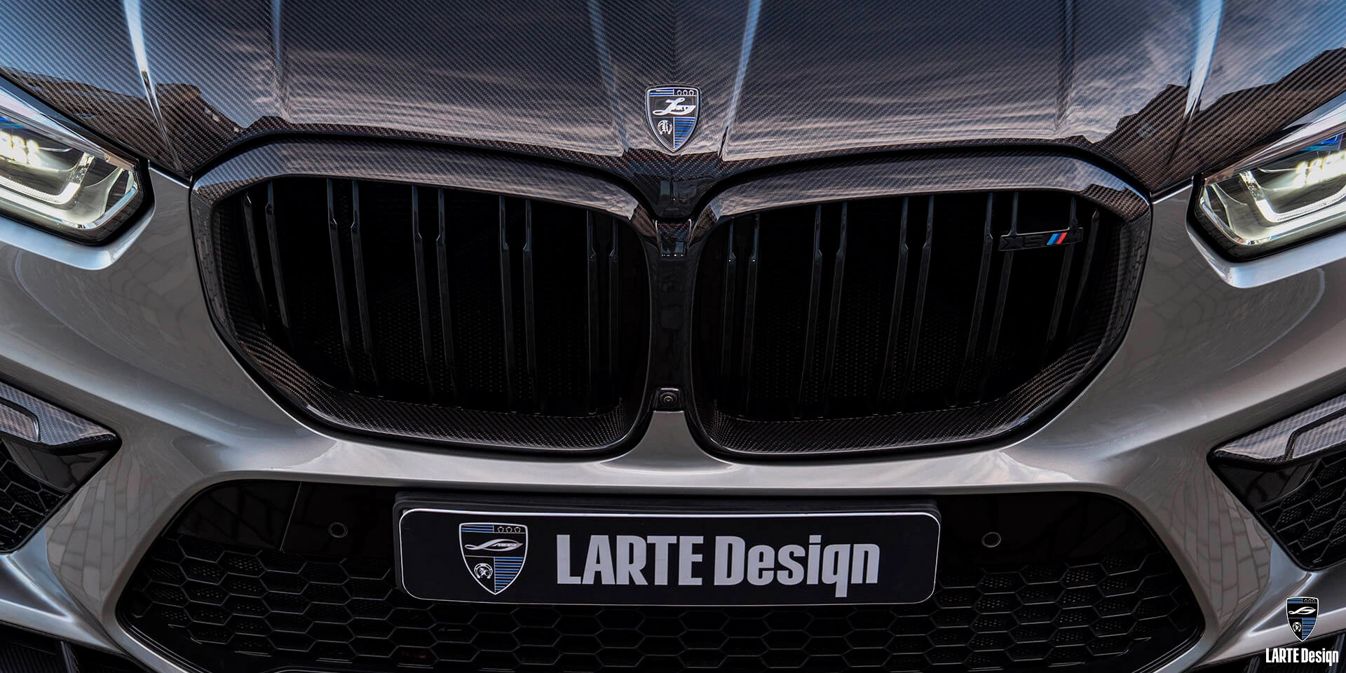 Erwerben Sie Kohlefasergrillverkleidungen für den LARTE Performance BMW X5M Competition F95 in Dravitgrau Metallic