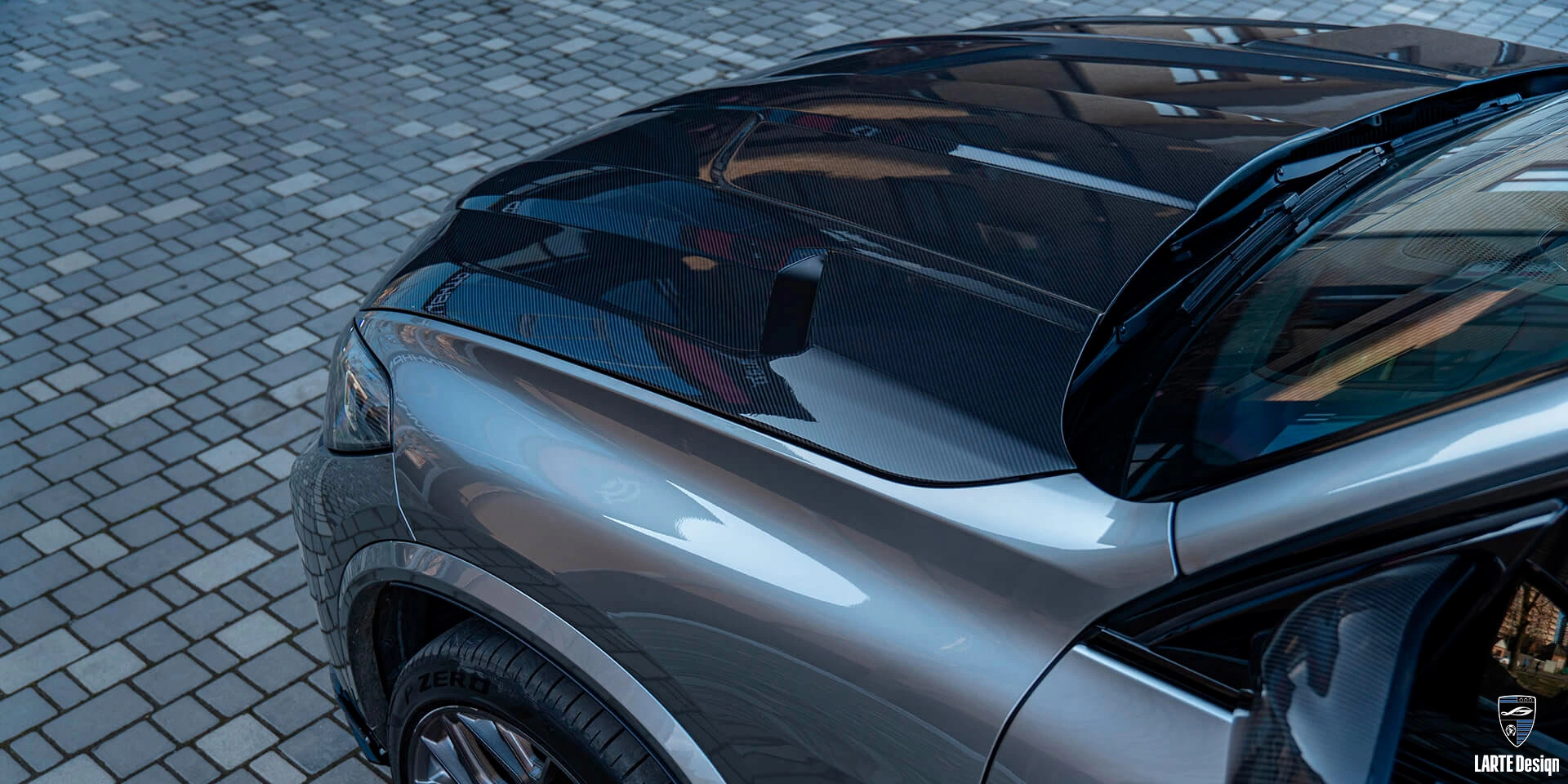 Erhalten Sie aerodynamische Teile aus Kohlefaser für den LARTE Performance BMW X5M Competition F95 in Dravitgrau Metallic