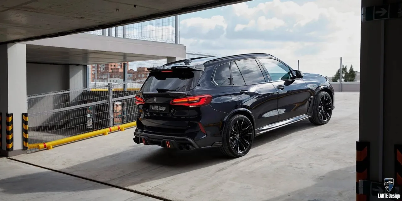 Erwerben Sie einen aerodynamischen Heckschürzenansatz für den LARTE Performance BMW X5M Competition F95 in Tiefschwarz