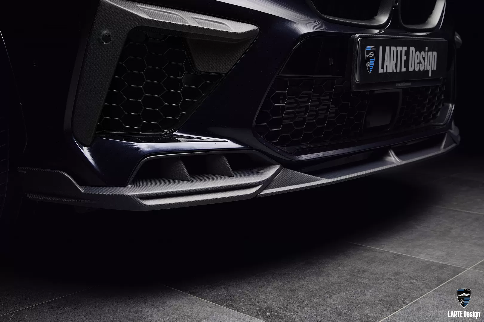 Closeup on carbon fiber front bumper lip for Tanzanite Blue BMW X5 M Competition F95 2019-2023