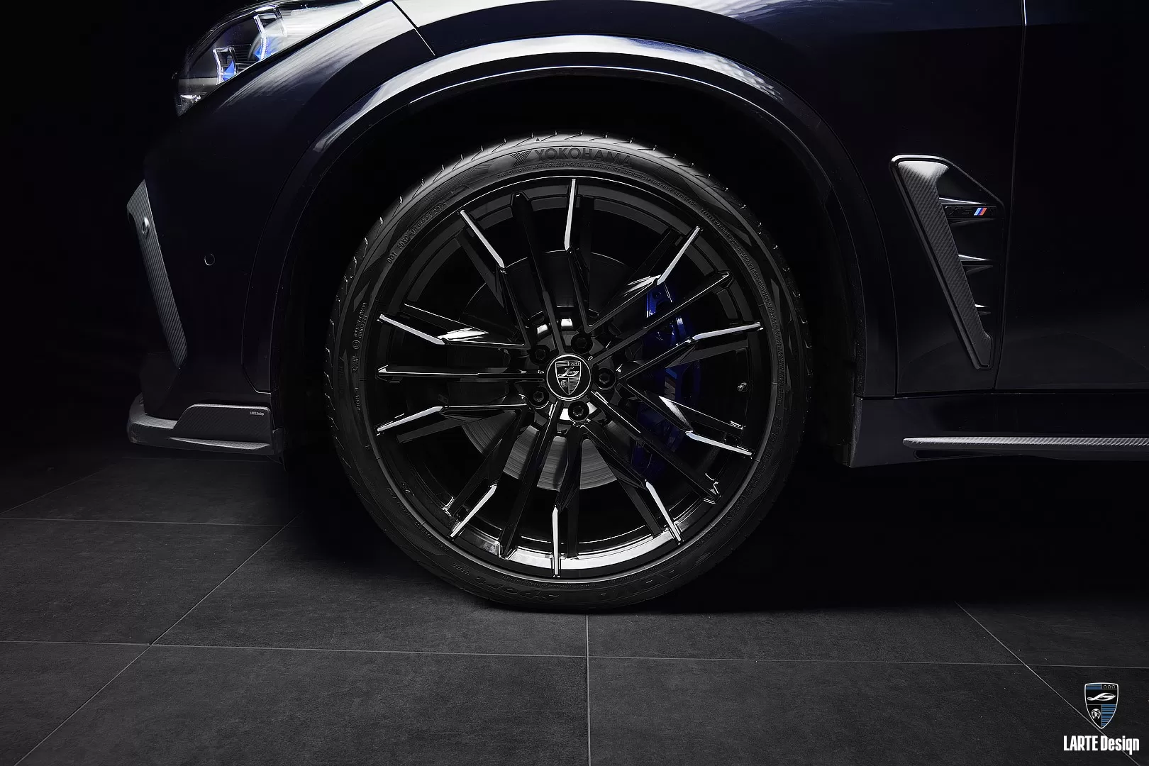 Closeup on forged rims by LARTE Design for Tanzanite Blue BMW X5 M Competition F95 2019-2023