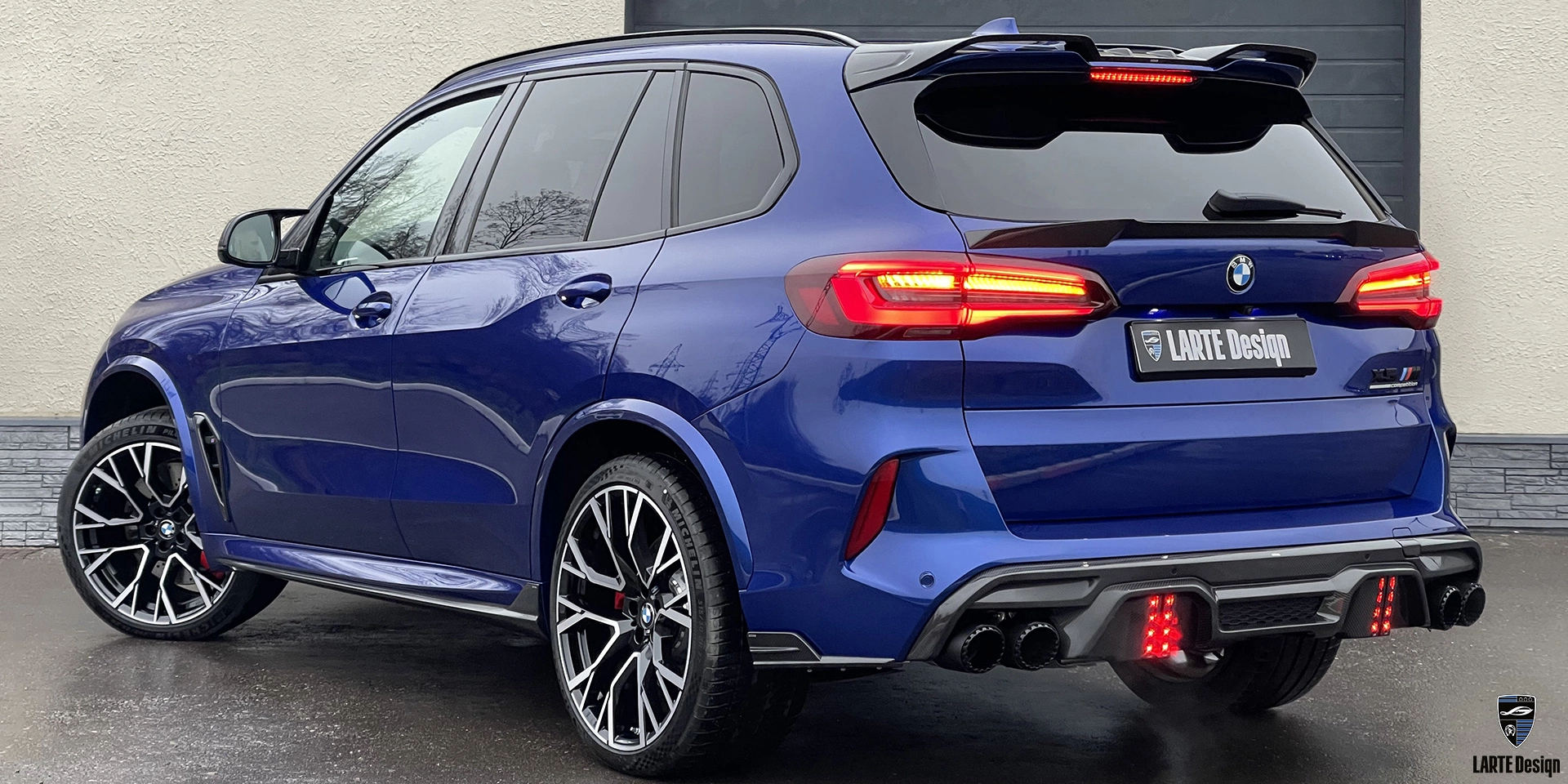 Bestellen Sie neue Abgasendrohre aus Kohlefaser für den BMW X5M Competition F95 Tanzanite Blue II Metallic 2021