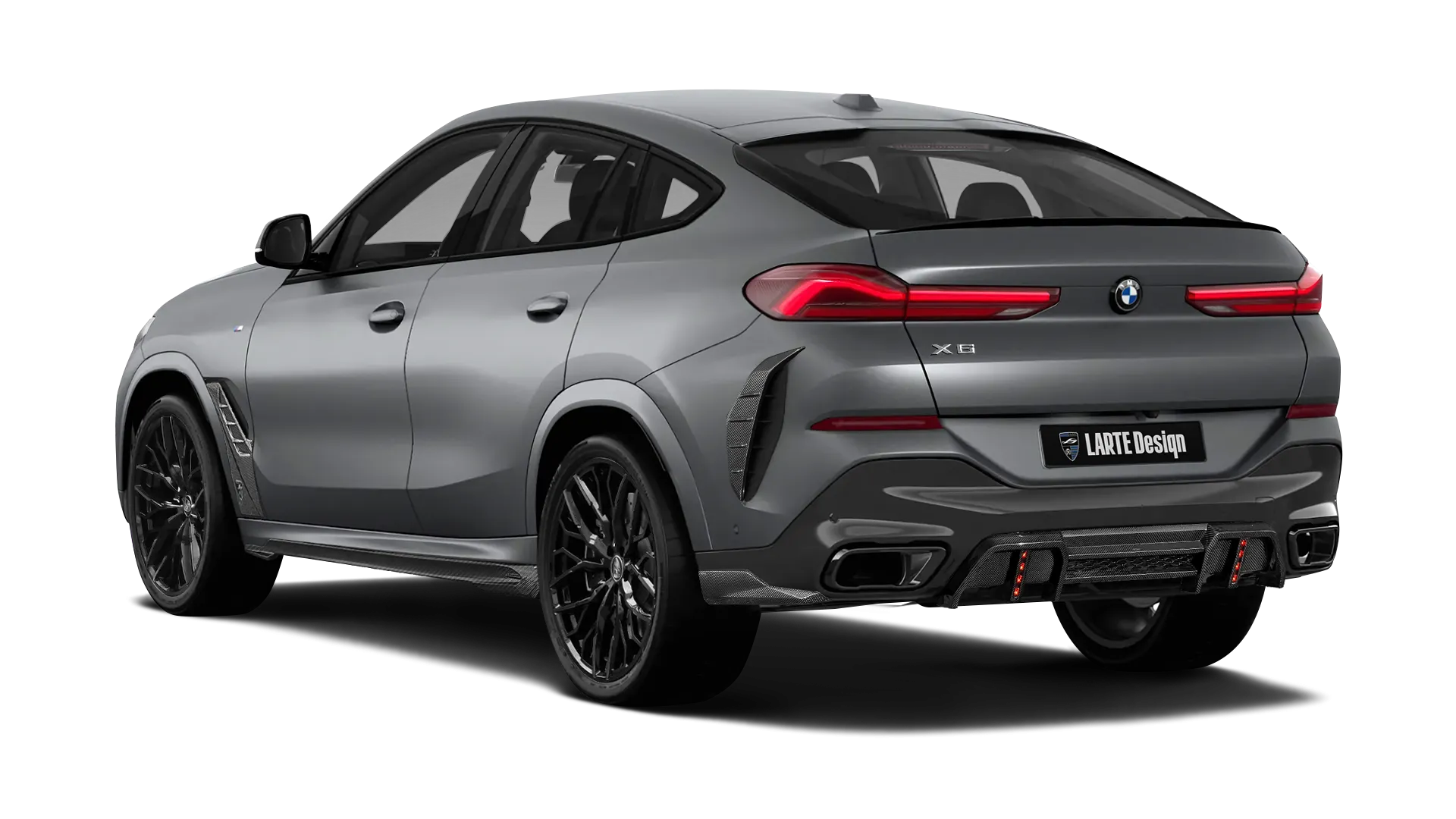 BMW X6 G06 LCI III Facelift mit Karbon-Karosserie-Kit: Rückansicht in Frozen Grau