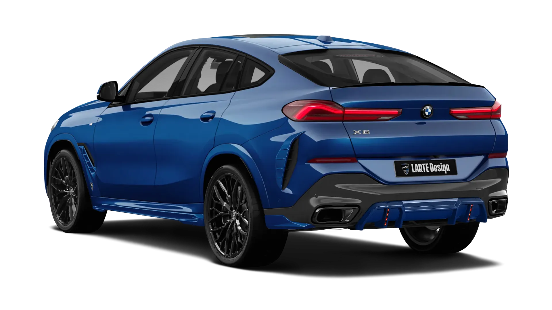 BMW X6 G06 LCI III Facelift mit lackiertem Karosserie-Kit: Rückansicht in Le Mans Blau