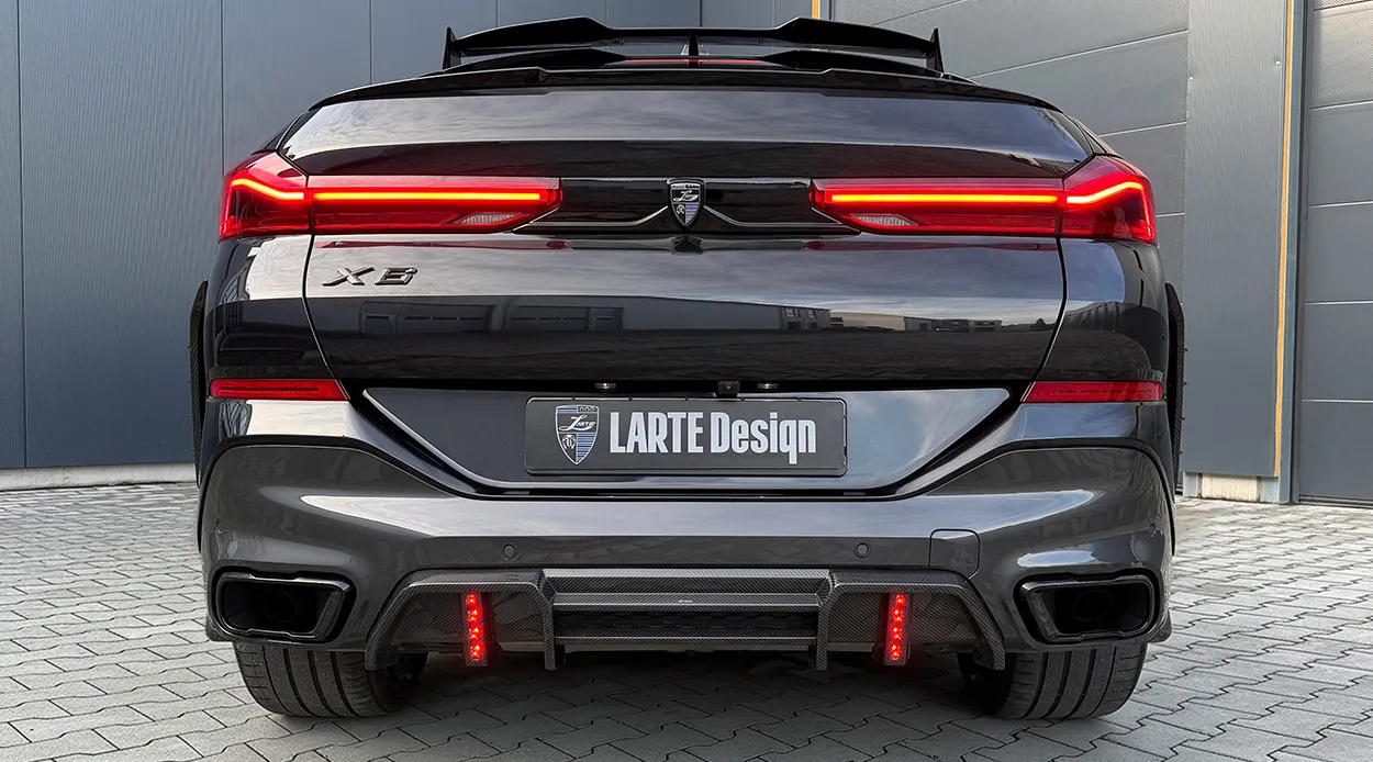 Rückansicht eines BMW X6 G06 LCI III Facelift mit einem Karosserie-Kit für ein individuelles Erscheinungsbild