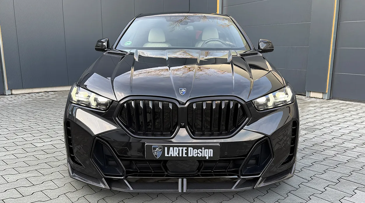 Frontansicht eines BMW X6 G06 LCI III Facelift mit einem Karosserie-Kit für ein individuelles Erscheinungsbild