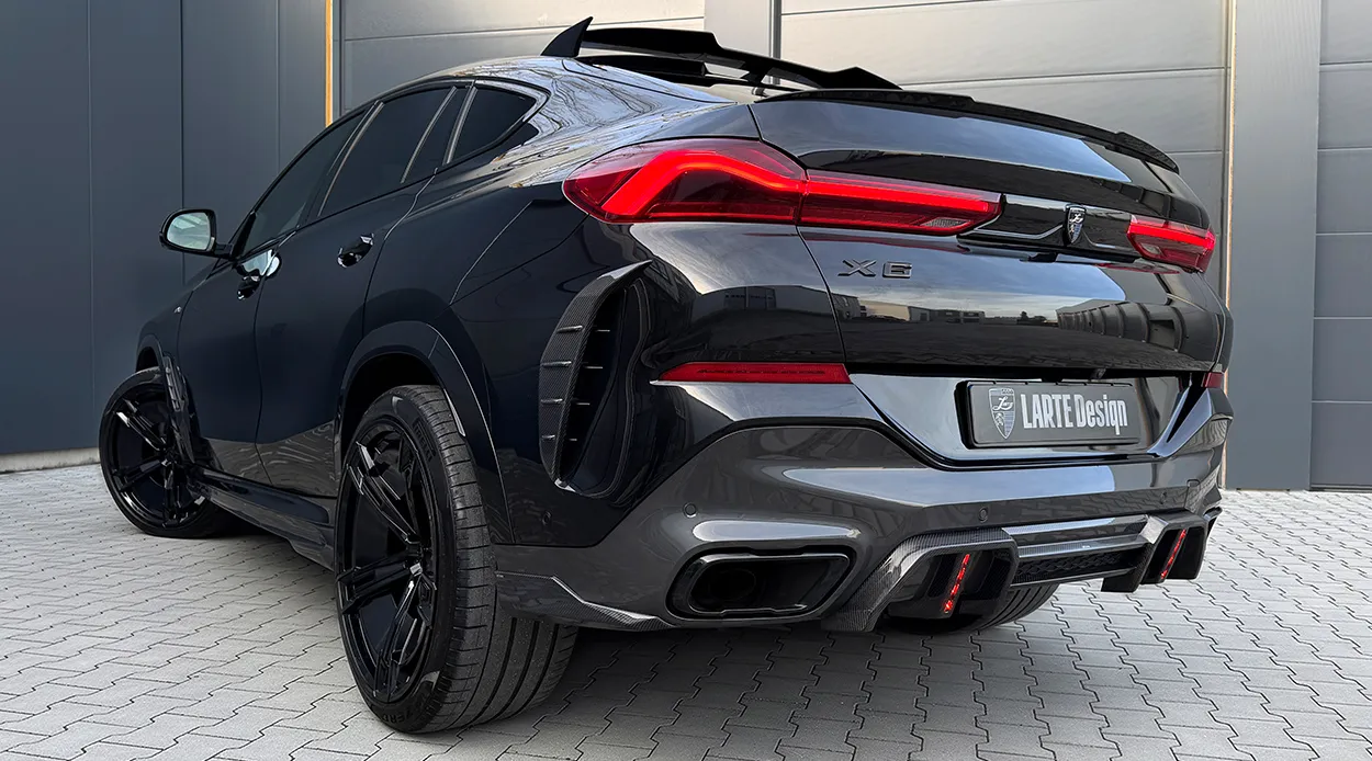 Schrägansicht von hinten auf einen BMW X6 G06 LCI III Facelift mit Karosserie-Kit für ein individuelles Erscheinungsbild