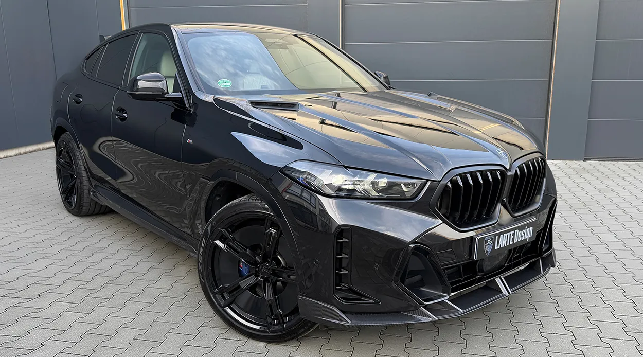 Schrägansicht von vorne auf einen BMW X6 G06 LCI III Facelift mit Karosserie-Kit für ein individuelles Erscheinungsbild