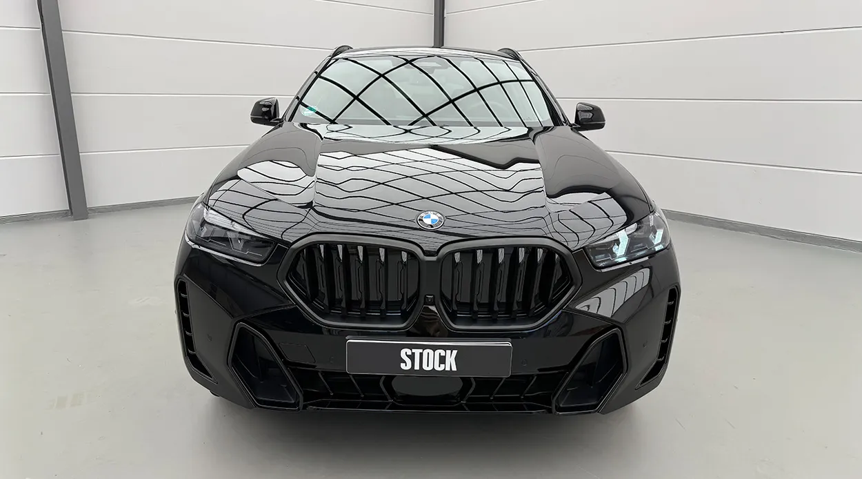 Frontansicht eines BMW X6 G06 LCI III Facelift mit einem Karosserie-Kit für ein individuelles Erscheinungsbild